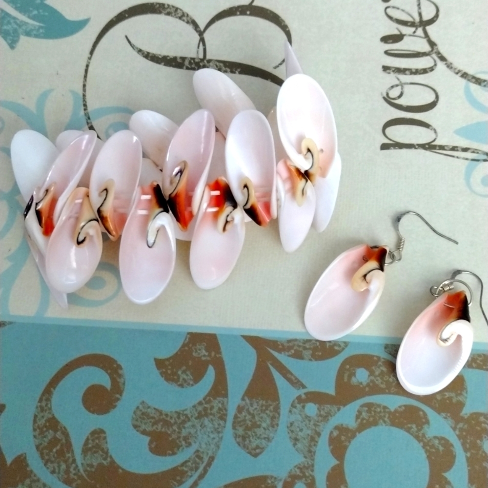 Hawaiian Exotic Shell Bracelet  Earring set
